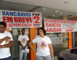 Bancrios protestam  e acusam bancos  por abusos