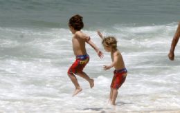 Filhos de Britney Spears tomam banho de mar em Ipanema, no Rio