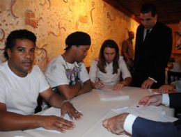 Primeiras horas de Ronaldinho no Fla tm churrasco, cantoria e empolgao