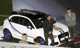 Sergio Ramos e Casillas, do Real Madrid, posam ao lado de um Audi A1