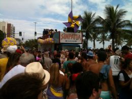 Bloco Simpatia  Quase Amor desfila pela orla de Ipanema com cara de escola de samba