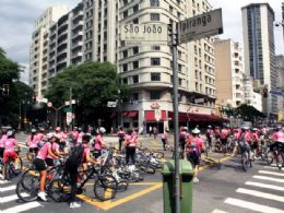 Mulheres fazem passeio de bicicleta nas ruas de So Paulo pedindo por paz no trnsito