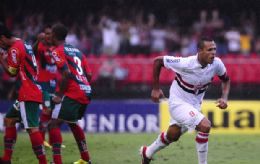 Luis Fabiano comemora gol do So Paulo contra a Lusa