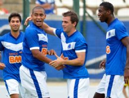 Com Montillo inspirado, Cruzeiro vence Villa por 2 a 0 e sobe na tabela