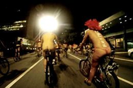 Por segurana no trnsito, ciclistas pedalam nus em So Paulo