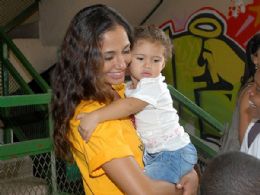 Camila Pitanga leva a filha, Antnia, a evento da Cufa