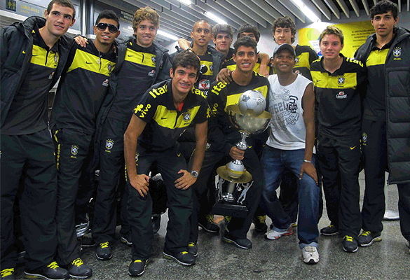 Seleo Brasileira sub-17 chega ao Rio com trofu do Sul-Americano da categoria na bagagem e posa com torcedor solitrio no Galeo