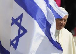 O Papa chegou a Israel, nesta segunda-feira (11), onde vai permanecer por cinco dias. Bento XVI foi recebido pelo presidente de Israel, Shimon Peres, em Tel Aviv.