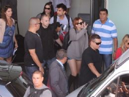 Miley Cyrus desembarca no Rio e causa confuso no aeroporto