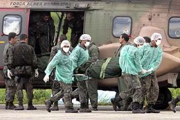 Corpos de vtimas do voo 447 chegam a Fernando de Noronha; aps anlise inicial eles sero encaminhados ao IML de Recife