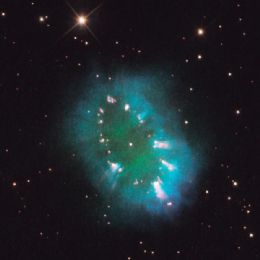 Foto do telescpio Hubble mostra nebulosa em formato de 'colar'