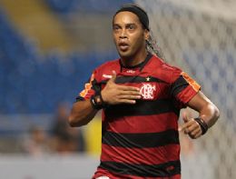 Ronaldinho entra e d vitria ao Fla sobre o Atltico-PR no Engenho