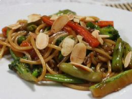 Yakisoba de legumes com molho de ostras