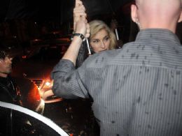 Debaixo de chuva, Madonna vai mais uma vez a restaurante japons no Rio