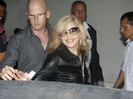 Primeiro sorriso de Madonna no Rio  aplaudido por fs e jornalistas