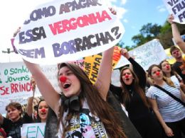 Estudantes fazem passeata contra o Enem em Porto Alegre