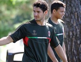 Pato no treino Milan desta quinta: atacante no vai sair do clube italiano