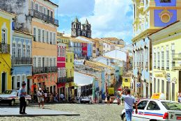 Nova iluminao facilita passeios noturnos no Pelourinho