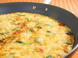 Prepare omelete chinesa com arroz e cebolinha