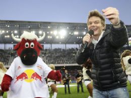 No companhia do mascote do time Red Bull Salzburg, Michel Tel cantou seu hit 'Ai se eu te pego'