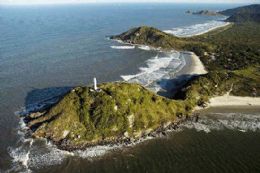 Ilha do Mel se localiza na baa de Paranagu, no Paran, e tem 35 quilmetros de litoral