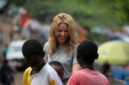 Shakira visita vtimas do terremoto no Haiti