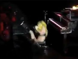 Lady Gaga cai durante show, ao tentar se equilibrar em piano