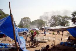 Foto divulgada por rebeldes mostra fumaa causada aps o bombardeio de hospital no Sri Lanka; 49 morrem