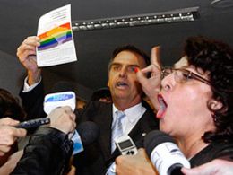 Tu deveria ir pra cadeia, diz senadora a Bolsonaro no Congresso