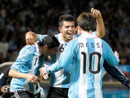 Apoiado pelos hinchas, Messi ajuda Argentina a se garantir nas quartas