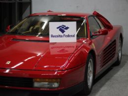 Receita Federal apreende duas Ferraris com mesma placa em BH