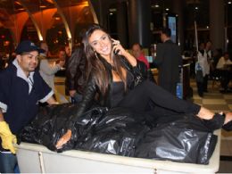Cad o glamour? Nicole Bahls  carregada em cima do lixo