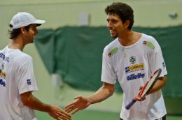 Os tenistas Thomaz Bellucci e Marcelo Melo durante o treinamento.