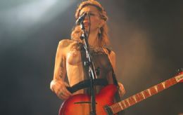 Courtney Love mostra os seios em apresentao no SWU