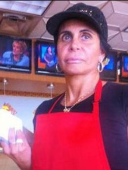 Danarina em foto de setembro, na qual aparece trabalhando em restaurante nos EUA