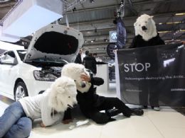 Ativistas do Greenpeace se vestiram de urso polar para protestar contra a Volkswagen no Salo do Automvel de Bruxelas, na Blgica.
