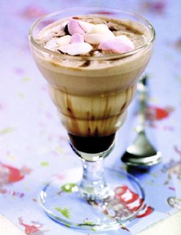 Aprenda a fazer milk-shake de chocolate com nuvens de marshmallow