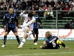 Inter empata fora, mas amplia vantagem para o Milan, que perde em casa