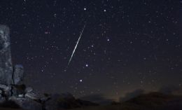 Meteoro cruza o cu sobre o deserto de Mojave, nos Estados Unidos
