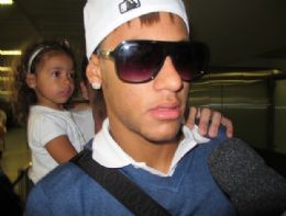 Neymar chega apressado ao Brasil e fala como padrinho do filho de Ganso