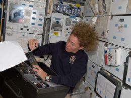 A astronauta Sandy Magnus faz trabalhos de rotina na ISS, com gravidade zero