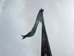 Homem escala mastro e queima bandeira do Brasil, em Braslia
