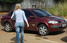 Esposa de advogado sai com ele da delegacia, aps prestar depoimento em Chapada dos Guimares.