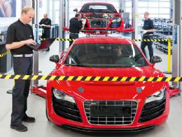 Audi divulga imagens da linha de produo do R8 e-tron