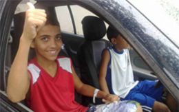 Jovem de 13 anos que teve perna decepada por lancha recebe prtese