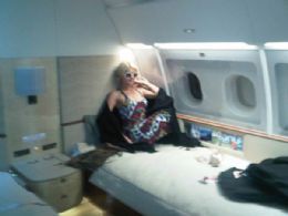 Paris Hilton voa para Paris e mostra mais uma foto de seu jatinho