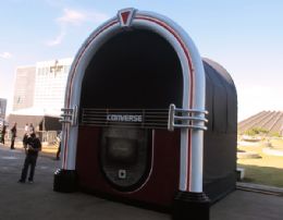 Braslia recebe jukebox gigante para comemorar dia internacional do rock