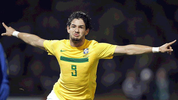Neymar e Pato acordam, Brasil bate Equador e se classifica em primeiro