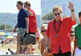 Elton John curte frias com o marido David Furnish na praia em St. Tropez