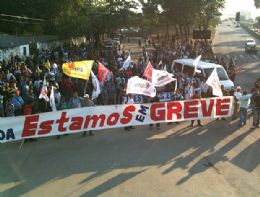 Operrios do Maracan fazem passeata e iniciam o 13 dia de greve